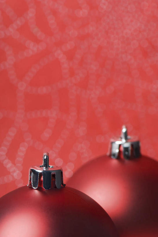 无人,站,竖图,室内,特写,白天,正面,桌面,桌子,静物,圣诞节,红色背景,花纹,节日,庆祝,装饰,散落,圆形,挂饰,图案,圣诞球,注视,文化,彩球,球,两个,红色,观察,看,站着,庆典,球体,磨砂,摄影,影棚,观看,纪念,华丽,修饰,点缀,察看,关注,衬托,美观,雅致,雅观,站立,彩图,影棚拍摄,拍摄