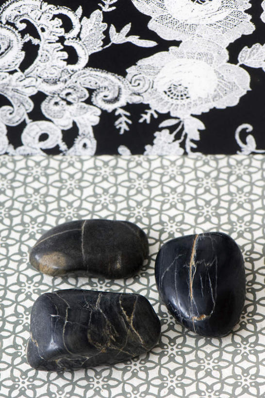 无人,竖图,俯视,室内,特写,白天,礁石,石头,桌面,桌子,静物,圣诞节,花纹,节日,庆祝,散落,裂痕,石子,图案,文化,三个,庆典,鹅卵石,摄影,影棚,纪念,按摩石,礁,石块,岩石,彩图,高角度拍摄,影棚拍摄,拍摄