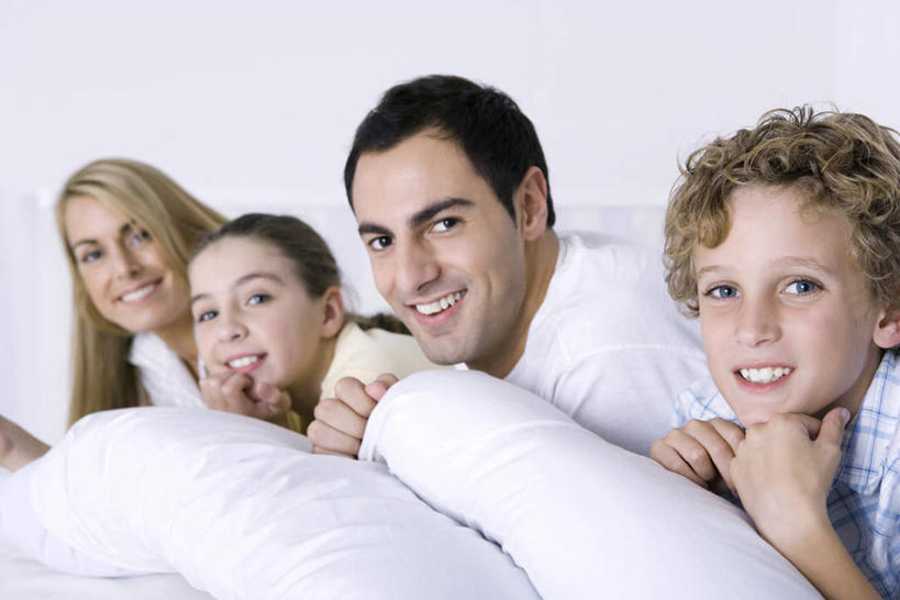 西方人,儿童,头,四个人,家庭,夫妻,母亲,父亲,儿子,兄弟,笑,微笑,露齿笑,横图,室内,白天,白色背景,侧面,爱情,纯洁,床,卧室,欧洲,欧洲人,撑,床单,浪漫,注视,休闲装,兄妹,被子,小孩,观察,看,趴着,休闲,温暖,温馨,父子,姐弟,母子,一家人,休闲服,恩爱,父爱,可爱,母爱,童年,童趣,恋人,单人床,观看,和睦,察看,撑着,被单,关注,童真,烂漫,无邪,天真,男孩,男人,男性,年轻男性,年轻女性,女孩,女人,女性,白种人,孩子,头部,情侣,趴,半身,彩图,睡房,卧房,伴侣,融洽,男生,女生