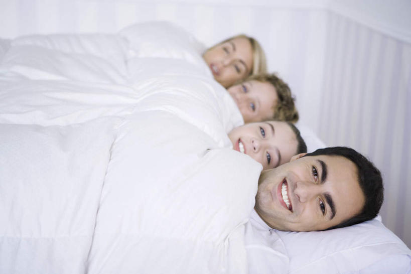 西方人,儿童,四个人,家庭,夫妻,母亲,父亲,儿子,兄弟,笑,睡,微笑,露齿笑,横图,俯视,室内,白天,白色背景,爱情,纯洁,床,卧室,欧洲,欧洲人,床单,浪漫,兄妹,被子,小孩,温暖,温馨,父子,姐弟,母子,一家人,恩爱,父爱,可爱,母爱,童年,童趣,恋人,单人床,盖,和睦,被单,羽绒被,童真,烂漫,无邪,天真,男孩,男人,男性,年轻男性,年轻女性,女孩,女人,女性,白种人,孩子,情侣,困,困觉,寝息,睡觉,半身,彩图,高角度拍摄,睡房,卧房,伴侣,融洽,男生,女生