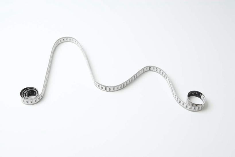 无人,横图,俯视,室内,白天,白色背景,装修,桌面,桌子,建筑,静物,竖立,柔软,弯曲,测量,刻度,文化,一个,白色,黑色,尺,卷尺,祈祷,拉伸,许愿,摄影,宗教,信仰,影棚,单个,钢尺,测量工具,祈求,吉祥,尺子,风水,角尺,阴阳,鲁班尺,量具,量仪,文公尺,门公尺,门尺,丁兰尺,门光尺,吉凶,吉利,晦气,不祥,倒霉,霉运,恶兆,凶险,平安,彩图,高角度拍摄,影棚拍摄,拍摄