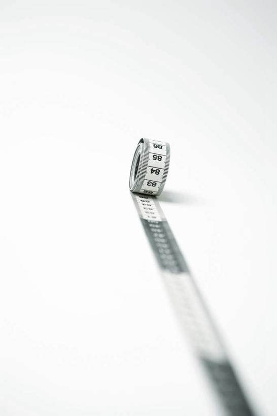 无人,竖图,俯视,室内,白天,白色背景,装修,桌面,桌子,建筑,静物,柔软,测量,刻度,文化,一个,白色,黑色,尺,卷尺,祈祷,拉伸,许愿,摄影,宗教,信仰,影棚,单个,钢尺,测量工具,祈求,吉祥,尺子,直,延伸,风水,角尺,阴阳,鲁班尺,量具,量仪,文公尺,门公尺,门尺,丁兰尺,门光尺,吉凶,吉利,晦气,不祥,倒霉,霉运,恶兆,凶险,平安,彩图,高角度拍摄,影棚拍摄,拍摄