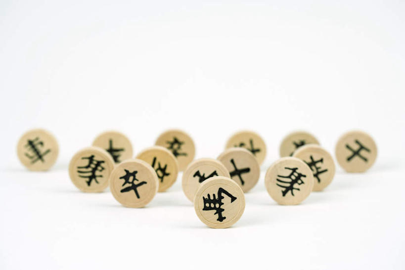 无人,横图,室内,白天,白色背景,正面,游戏,快乐,比赛,竞争,桌面,桌子,静物,中国,亚洲,许多,竖立,整齐,圆形,三角形,文字,娱乐,旗子,排列,黑色,象棋,棋盘,国际象棋,益智,放,摄影,影棚,队列,东亚,中华人民共和国,彩图,影棚拍摄,拍摄