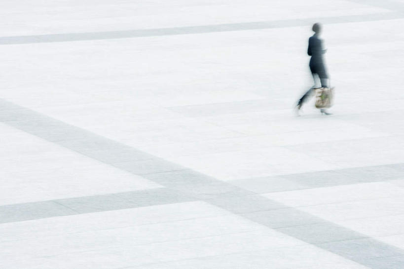 西方人,一个人,商务人士,商务女性,广场,走,横图,俯视,室外,白天,欧洲,欧洲人,仅一个年轻女性,仅一个女性,仅一个人,套装,朦胧,模糊,图案,手提包,提,提着,商务装,工薪阶层,干练,年轻女性,女人,女性,白种人,白领,上班族,步行,散步,走路,彩图,高角度拍摄,全身