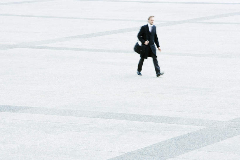 西方人,背,一个人,商务人士,商务男性,广场,走,横图,俯视,室外,白天,衬衫,欧洲,欧洲人,仅一个男性,仅一个人,套装,朦胧,模糊,图案,挎包,仅一个年轻男性,手提包,背着,商务装,工薪阶层,干练,男人,男性,年轻男性,白种人,白领,上班族,步行,散步,走路,彩图,高角度拍摄,全身,衬衣