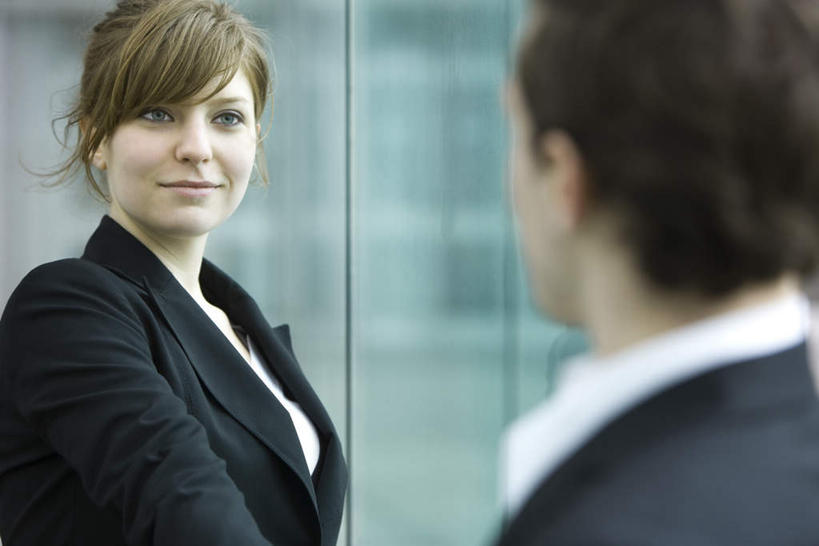 西方人,脸,头,脸颊,背部,两个人,商务人士,商务男性,商务女性,笑,微笑,露齿笑,横图,室内,特写,白天,正面,衬衫,办公楼,窗户,落地窗,写字楼,玻璃,欧洲,欧洲人,套装,朦胧,模糊,透明,玻璃门,玻璃窗,伸,商务楼,伸手,商务装,工薪阶层,男人,男性,年轻男性,年轻女性,女人,女性,白种人,头部,脸部,脸蛋,面部,白领,上班族,半身,彩图,衬衣,大楼