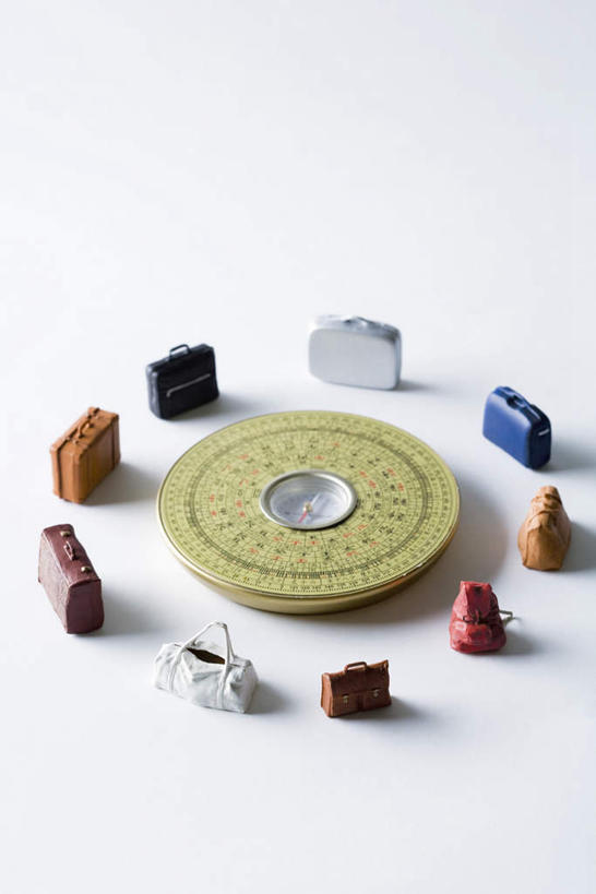 无人,竖图,俯视,室内,白天,白色背景,仪器,科技,海底,桌面,桌子,静物,许多,科学,拉杆箱,旅行箱,手提袋,方向,历史,文化,绿色,背包,模型,行李箱,箱子,祈祷,指示,放,许愿,摄影,宗教,地理,信仰,影棚,出差,罗盘,祈求,吉祥,科学技术,指向,放着,风水,司南,阴阳,发明,天池,吉凶,吉利,晦气,不祥,倒霉,霉运,恶兆,凶险,顶针,玻璃盖,磁针,海底线,罗经,罗盘针,内盘,日圭,基准,外盘,园柱形外盒,平安,彩图,高角度拍摄,影棚拍摄,旅行,拍摄,地质