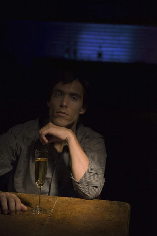 西方人,脸,头,下巴,一个人,酒吧,坐,竖图,室内,夜晚,正面,餐桌,桌子,杯子,欧洲,欧洲人,仅一个男性,仅一个人,撑,高脚杯,灯光,托腮,注视,玻璃制品,仅一个年轻男性,酒杯,观察,看,托,思考,餐台,观看,察看,撑着,昏暗,关注,忧郁,托下巴,香槟杯,男人,男性,年轻男性,白种人,头部,脸部,玻璃杯,坐着,半身,彩图,酒吧间,酒馆