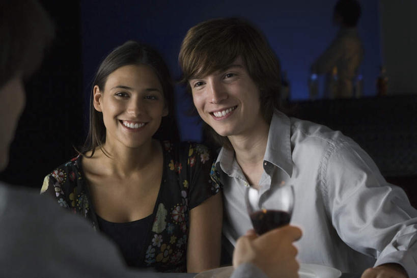 西方人,背部,三个人,伙伴,朋友,酒吧,笑,微笑,露齿笑,横图,室内,夜晚,正面,友谊,餐桌,桌子,杯子,欧洲,欧洲人,高脚杯,灯光,红酒杯,依偎,玻璃制品,酒杯,靠,靠着,倚靠,餐台,搭肩,倚着,昏暗,依附,依赖,投靠,友情,男人,男性,年轻男性,年轻女性,女人,女性,白种人,玻璃杯,半身,彩图,酒吧间,酒馆