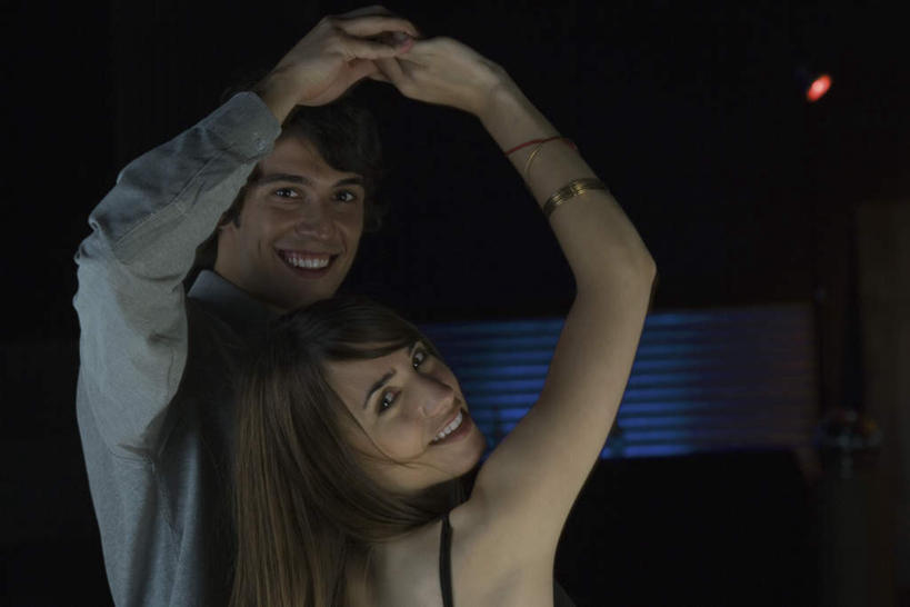 西方人,两个人,酒吧,站,握手,笑,微笑,露齿笑,横图,室内,夜晚,正面,爱情,跳舞,快乐,欧洲,欧洲人,灯光,浪漫,依偎,注视,旋转,观察,看,靠,靠着,倚靠,站着,温暖,温馨,恩爱,恋人,观看,和睦,察看,倚着,昏暗,关注,舞姿,依附,依赖,投靠,男人,男性,年轻男性,年轻女性,女人,女性,白种人,情侣,搀手,拉手,手搀手,手拉手,手牵手,手握手,站立,半身,彩图,舞蹈,酒吧间,酒馆,伴侣,融洽