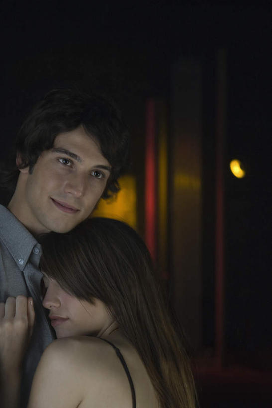 西方人,两个人,酒吧,站,抱,笑,微笑,露齿笑,竖图,室内,夜晚,侧面,裙子,爱情,欧洲,欧洲人,连衣裙,灯光,浪漫,依偎,注视,观察,看,靠,靠着,倚靠,站着,温暖,温馨,恩爱,恋人,抱着,观看,半身裙,吊带裙,和睦,察看,搂着,倚着,昏暗,关注,依附,依赖,投靠,男人,男性,年轻男性,年轻女性,女人,女性,白种人,情侣,怀抱,搂,搂抱,相抱,拥抱,站立,半身,彩图,酒吧间,酒馆,伴侣,融洽