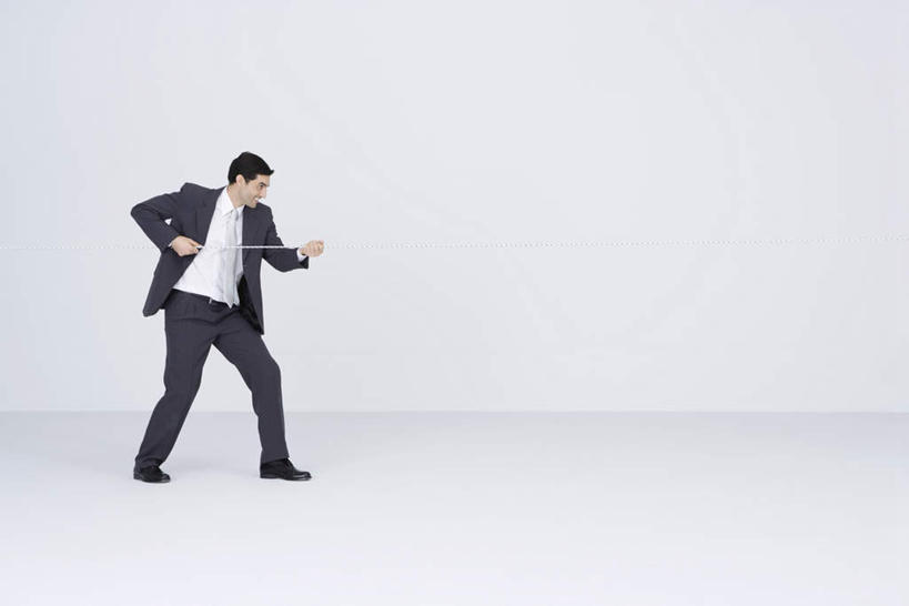 西方人,一个人,商务人士,商务男性,站,拉,笑,微笑,露齿笑,横图,室内,白天,白色背景,侧面,衬衫,拔河,欧洲,欧洲人,仅一个男性,仅一个人,握,套装,注视,仅一个年轻男性,绳子,观察,看,站着,握着,摄影,影棚,观看,绳索,拔,察看,关注,商务装,工薪阶层,男人,男性,年轻男性,白种人,白领,上班族,站立,彩图,全身,影棚拍摄,衬衣,拍摄