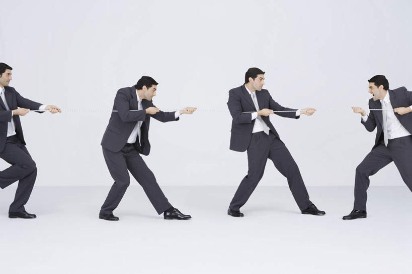 西方人,一个人,商务人士,商务男性,站,拉,笑,微笑,露齿笑,横图,室内,白天,白色背景,侧面,衬衫,数码,科技,拔河,欧洲,欧洲人,仅一个男性,仅一个人,弯腰,握,阴影,套装,网络,高光,几何,计算机图形,合成,注视,仅一个年轻男性,绳子,观察,看,站着,张嘴,握着,摄影,影棚,观看,绳索,拔,电脑合成图,数码合成图,察看,关注,使劲,商务装,张大嘴巴,工薪阶层,写实,具体,具象,弯身,男人,男性,年轻男性,白种人,白领,上班族,张开嘴,站立,半身,彩图,影棚拍摄,衬衣,拍摄