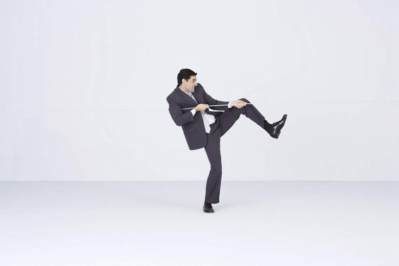 西方人,手,一个人,商务人士,商务男性,站,拉,横图,室内,白天,白色背景,正面,衬衫,欧洲,欧洲人,仅一个男性,仅一个人,用力,套装,弯曲,注视,仅一个年轻男性,绳子,观察,看,站着,张嘴,手部,摄影,影棚,观看,绳索,单脚,察看,关注,使劲,商务装,张大嘴巴,工薪阶层,男人,男性,年轻男性,白种人,白领,上班族,张开嘴,站立,彩图,全身,影棚拍摄,衬衣,拍摄