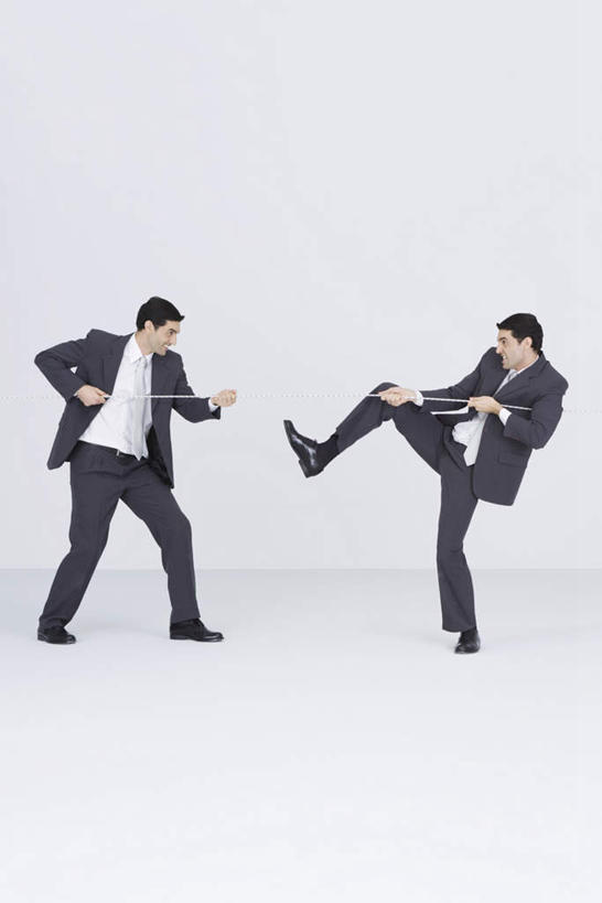 西方人,一个人,商务人士,商务男性,站,笑,微笑,露齿笑,竖图,室内,白天,白色背景,正面,衬衫,数码,科技,拔河,欧洲,欧洲人,仅一个男性,仅一个人,用力,阴影,套装,弯曲,网络,高光,几何,计算机图形,合成,注视,仅一个年轻男性,绳子,观察,看,站着,抬脚,摄影,影棚,观看,绳索,拔,电脑合成图,数码合成图,察看,关注,使劲,商务装,工薪阶层,写实,具体,具象,男人,男性,年轻男性,白种人,白领,上班族,站立,彩图,全身,影棚拍摄,衬衣,拍摄