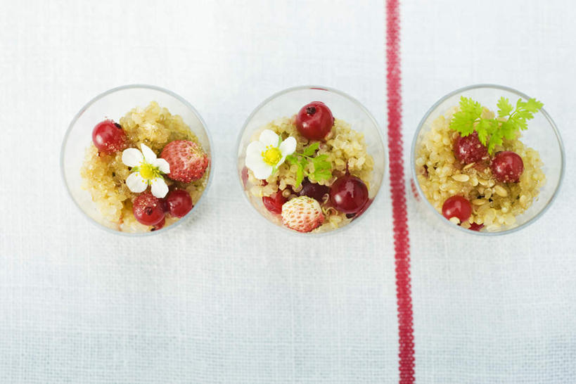 无人,横图,俯视,室内,特写,白天,白色背景,桌面,桌子,草莓,浆果,水果,叶子,一排,新鲜,整齐,盛开,直线,桑葚,桑椹,生食,食品,果实,绿叶,粮食,花蕾,水果沙拉,花,花瓣,花朵,鲜花,食物,排列,三个,花苞,花蕊,覆盆子,嫩叶,放,摄影,红线,有机食品,绿色食品,影棚,队列,奎奴亚藜,叶,叶片,洋莓,水果皇后,红莓,地莓,彩图,高角度拍摄,影棚拍摄,拍摄