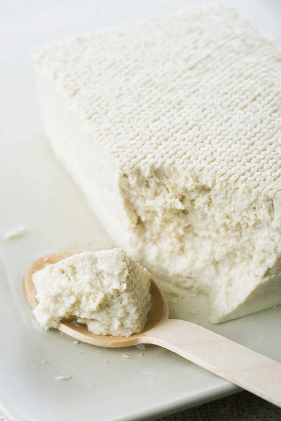 豆腐,无人,竖图,俯视,室内,特写,白天,白色背景,桌面,桌子,静物,一块,木制,勺子,角落,调羹,汤匙,素食,放,摄影,影棚,豆制品,彩图,高角度拍摄,影棚拍摄,拍摄