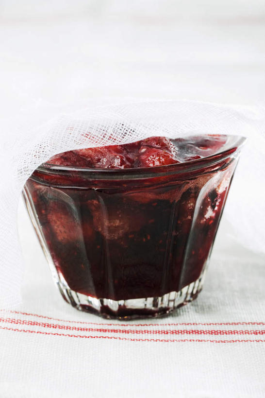 果汁,无人,竖图,俯视,室内,特写,白天,白色背景,桌面,桌子,草莓,杯子,水果,覆盖,花纹,棉布,新鲜,生食,食品,果实,玻璃制品,食物,腌制,水杯,台布,甜食,放,摄影,有机食品,绿色食品,影棚,草莓汁,透气,一碗,玻璃杯,洋莓,水果皇后,红莓,地莓,彩图,高角度拍摄,影棚拍摄,拍摄