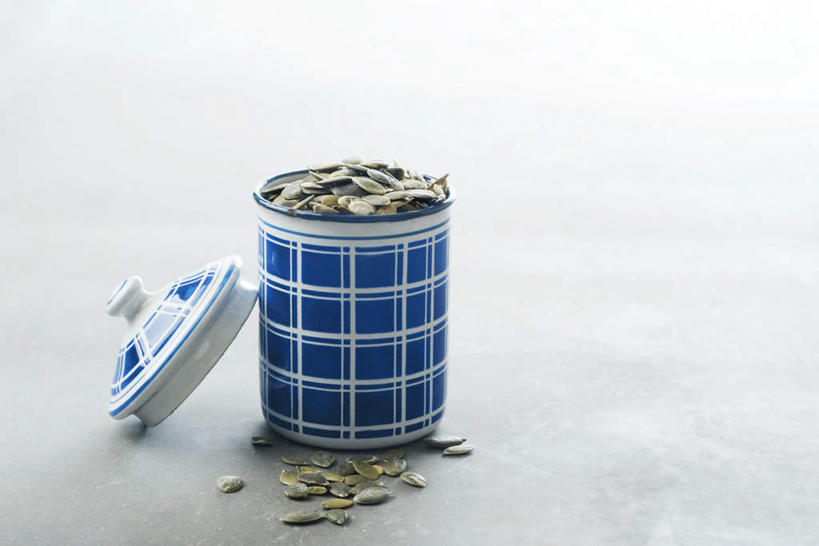 无人,横图,俯视,室内,特写,白天,白色背景,桌面,桌子,静物,许多,散落,盖子,罐子,图案,陶瓷,陶瓷制品,瓶子,放,摄影,影棚,瓜子,南瓜子,彩图,高角度拍摄,影棚拍摄,拍摄