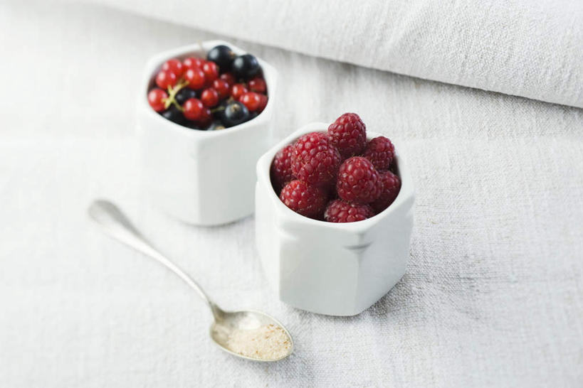 无人,横图,俯视,室内,特写,白天,白色背景,桌面,桌子,浆果,蓝莓,一排,整齐,铁,罐子,勺子,陶瓷,桑葚,桑椹,陶瓷制品,桌布,排列,两个,瓶子,调羹,汤匙,覆盆子,放,摄影,影棚,队列,铝,山都柿,蓝浆果,蓝靛果,彩图,高角度拍摄,影棚拍摄,拍摄