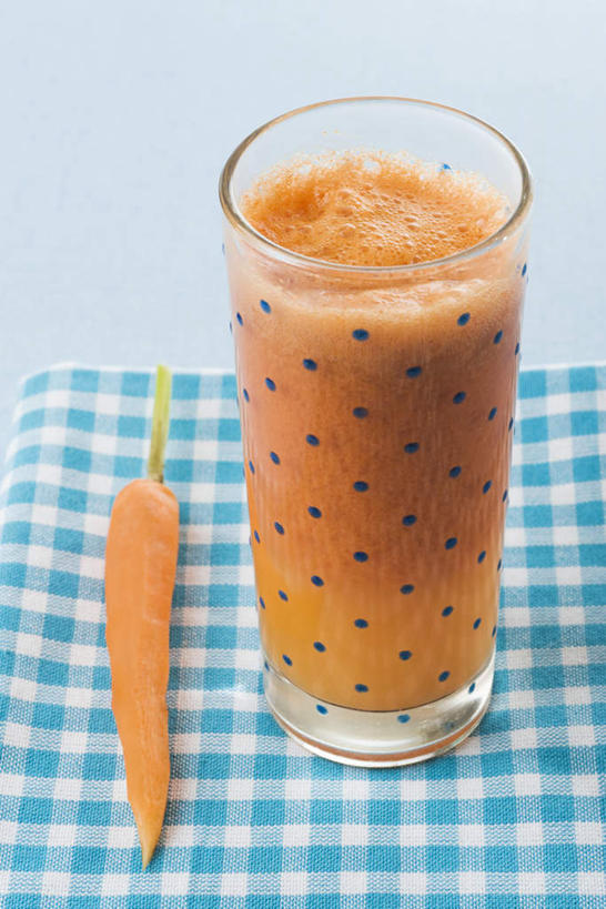 无人,竖图,俯视,室内,特写,白天,白色背景,桌面,桌子,萝卜,胡萝卜,蔬菜,杯子,新鲜,格子,泡沫,图案,食品,蔬菜汁,玻璃制品,食物,饮料,水杯,台布,放,摄影,有机食品,绿色食品,影棚,胡萝卜汁,玻璃杯,红萝卜,甘荀,彩图,高角度拍摄,影棚拍摄,拍摄