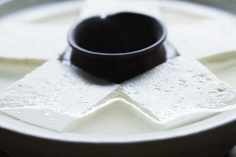 豆腐,无人,餐厅,横图,俯视,室内,特写,白天,烹饪,餐桌,桌子,许多,对称,朦胧,模糊,汤,日本料理,料理,食品,锅,火锅,菜肴,美食,食物,日式料理,日式,放,佳肴,餐台,豆制品,蛋白质,彩图,高角度拍摄,餐馆,饭店,饭馆