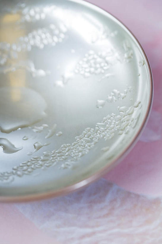 无人,餐厅,竖图,俯视,室内,特写,白天,水,餐桌,桌子,静物,花纹,艺术,透明,碟子,盘,液体,水滴,艺术品,一个,粉色,盘子,碟,台布,单个,餐台,彩图,高角度拍摄,餐馆,饭店,饭馆