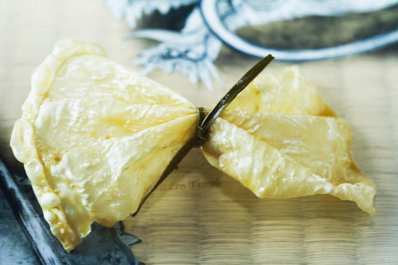 豆腐,无人,餐厅,横图,俯视,室内,特写,白天,烹饪,餐桌,桌子,大豆,捆扎,朦胧,模糊,海带,油炸,日本料理,料理,食品,豆腐皮,菜肴,美食,食物,蝴蝶结,日式料理,日式,佳肴,餐台,豆腐衣,黄豆,彩图,高角度拍摄,餐馆,饭店,饭馆