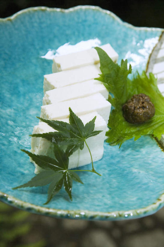 豆腐,无人,餐厅,竖图,俯视,室内,特写,白天,烹饪,餐桌,桌子,大豆,餐具,叶子,一排,整齐,装饰,碟子,盘,日本料理,料理,食品,枫叶,绿叶,菜肴,美食,食物,排列,盘子,碟,日式料理,日式,嫩叶,佳肴,餐台,肉圆,华丽,修饰,点缀,配菜,豆制品,队列,紫苏,衬托,美观,雅致,雅观,叶,叶片,黄豆,彩图,高角度拍摄,餐馆,饭店,饭馆