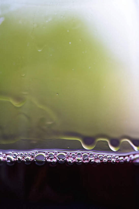 葡萄酒,无人,竖图,俯视,室内,特写,白天,桌面,桌子,静物,透明,泡沫,液体,玻璃制品,酒瓶,一个,玻璃瓶,瓶子,流动,单个,彩图,高角度拍摄