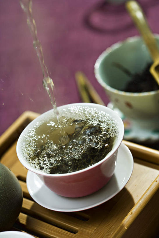 无人,竖图,俯视,室内,特写,白天,水,桌面,桌子,静物,倒,阴影,光线,泡沫,影子,勺子,茶道,茶叶,文化,阳光,调羹,汤匙,冲泡,茶艺,环境,东亚文化,礼法,修行,茶杯,彩图,高角度拍摄,茶文化