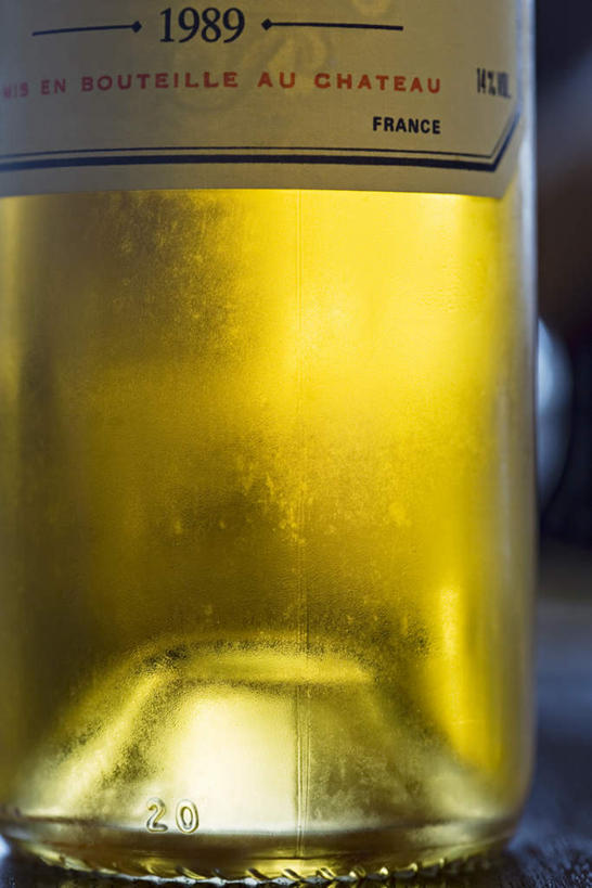 葡萄酒,无人,竖图,室内,特写,白天,正面,桌面,桌子,静物,半透明,玻璃制品,酒瓶,一个,玻璃瓶,瓶子,放,单个,酒精,彩图