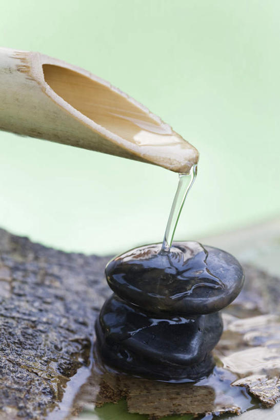 无人,竖图,俯视,室内,特写,白天,石头,水,静物,两块,一堆,堆叠,堆积,竹制,朦胧,模糊,艺术,石子,液体,水滴,鹅卵石,堆,优美,按摩石,含蓄,雅致,添水,惊鹿,僧都,石块,彩图,高角度拍摄