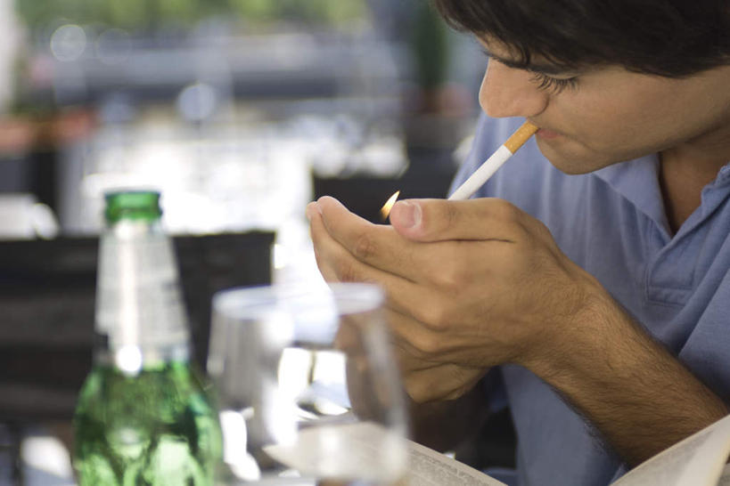 西方人,头发,一个人,餐厅,坐,横图,俯视,室内,白天,餐桌,窗户,落地窗,桌子,杯子,香烟,欧洲,欧洲人,仅一个男性,仅一个人,握,咬,朦胧,模糊,拿,拿着,休闲装,玻璃窗,玻璃制品,酒瓶,仅一个年轻男性,一个,黑色,玻璃瓶,酒杯,啤酒杯,瓶子,低头,休闲,休闲服,打火机,烟,握着,单个,餐台,咬着,点火,男人,男性,年轻男性,白种人,玻璃杯,卷烟,烟草,纸烟,坐着,半身,彩图,高角度拍摄,餐馆,饭店,饭馆