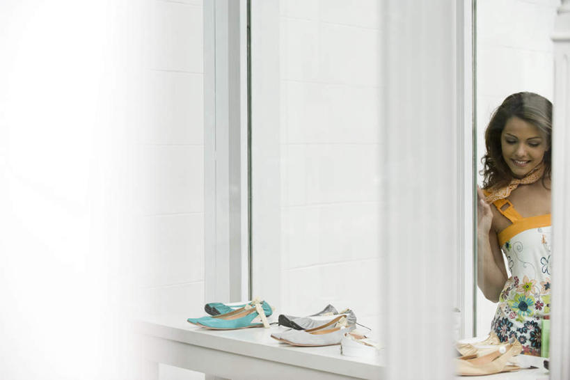 西方人,头发,一个人,商店,站,笑,微笑,露齿笑,横图,室内,白天,正面,窗户,落地窗,超市,鞋子,欧洲,欧洲人,仅一个年轻女性,仅一个女性,仅一个人,三双,墙,注视,休闲装,玻璃窗,墙壁,墙面,黄色,低头,观察,看,站着,休闲,休闲服,金融,百货,观看,察看,关注,贸易,百货公司,年轻女性,女人,女性,白种人,站立,半身,彩图,店铺,购物商场,购物中心,商业中心,杂货店,杂货铺