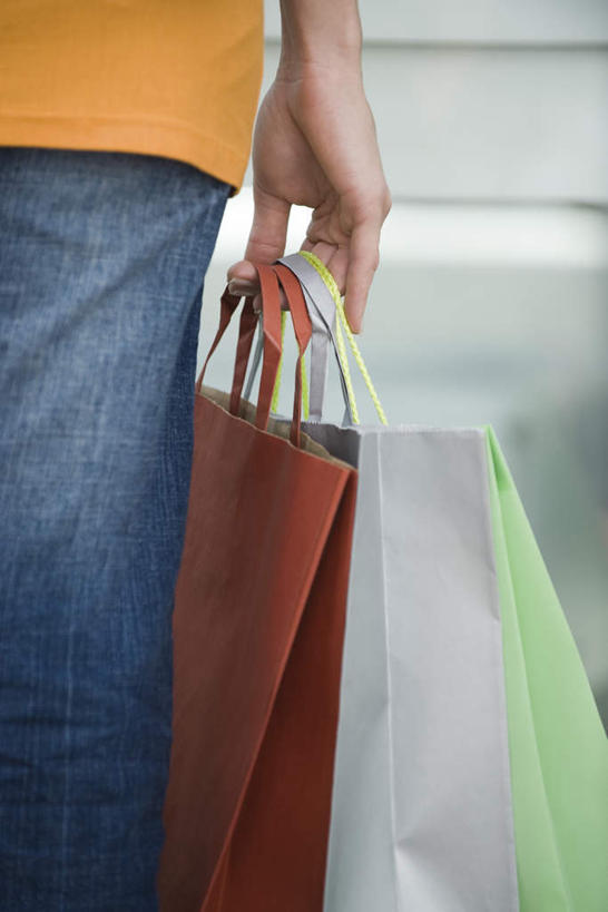 西方人,一个人,站,竖图,室内,白天,购物,消费,道路,街道,路,袋子,欧洲,欧洲人,仅一个年轻女性,仅一个女性,仅一个人,许多,手提袋,小路,购物袋,地面,交通,拎,休闲装,背面,站着,休闲,休闲服,金融,购买,贸易,年轻女性,女人,女性,白种人,站立,半身,彩图,拎着