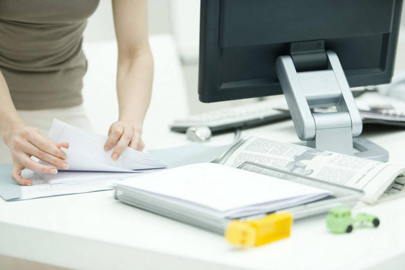 西方人,一个人,办公室,站,横图,室内,白天,正面,电脑,显示器,鼠标,键盘,家具,桌子,欧洲,欧洲人,仅一个女性,仅一个人,服装,朦胧,模糊,网络,材料,档案,文件,办公桌,记事本,拿,拿着,休闲装,输入设备,通讯设备,衣服,本子,笔记本,资料,站着,仅一个中年女性,休闲,休闲服,台式电脑,服饰,文档,通信设备,输出设备,活页本,便签本,办公家具,活页夹,女人,女性,中年女性,白种人,站立,半身,彩图,日记本,活页夹记事本