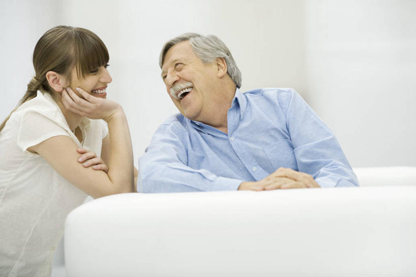 西方人,两个人,家庭,父亲,女儿,客厅,坐,笑,微笑,露齿笑,横图,室内,白天,正面,沙发,欧洲,欧洲人,撑,服装,朦胧,模糊,墙,扭头,托腮,注视,休闲装,墙壁,墙面,衣服,观察,看,托,转头,休闲,温暖,温馨,父女,一家人,休闲服,父爱,服饰,观看,和睦,察看,起居室,关注,托下巴,布艺沙发,客堂,单手托腮,老年男性,男人,男性,年轻女性,白种人,坐着,半身,彩图,融洽