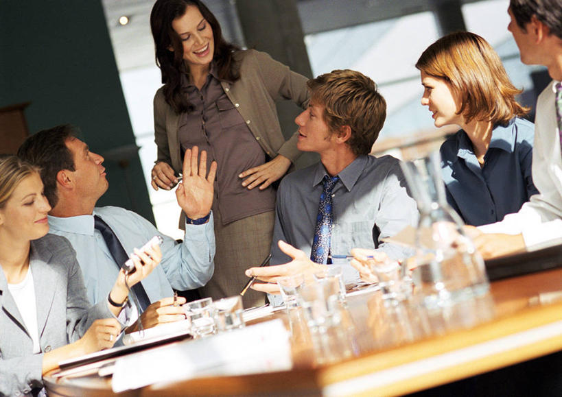 西方人,同事,商务人士,商务男性,商务女性,办公室,站,坐,举,笑,说,微笑,露齿笑,横图,室内,白天,正面,衬衫,讨论,成功,合作,团队,集体,信心,窗户,家具,落地窗,门,桌子,杯子,欧洲,欧洲人,套装,朦胧,模糊,笔,材料,档案,文件,办公桌,墙,办公用品,许多人,扭头,注视,手叉腰,队伍,水笔,玻璃窗,墙壁,墙面,玻璃制品,文具,水杯,学习用品,资料,门框,叉腰,观察,看,托,站着,转头,一群人,观看,文具用品,察看,领导,录音,录音笔,成就,关注,文档,商务装,合伙,领袖,工薪阶层,办公家具,单手叉腰,交流,男人,男性,女人,女性,中年男性,中年女性,白种人,白领,上班族,玻璃杯,沟通,讲话,交谈,举起,举手,举着,商讨,说话,抬头,谈话,向上举,向上伸,向上托,仰头,站立,坐着,半身,彩图,衬衣,数码录音笔,数码录音棒,数码录音机,数字录音器