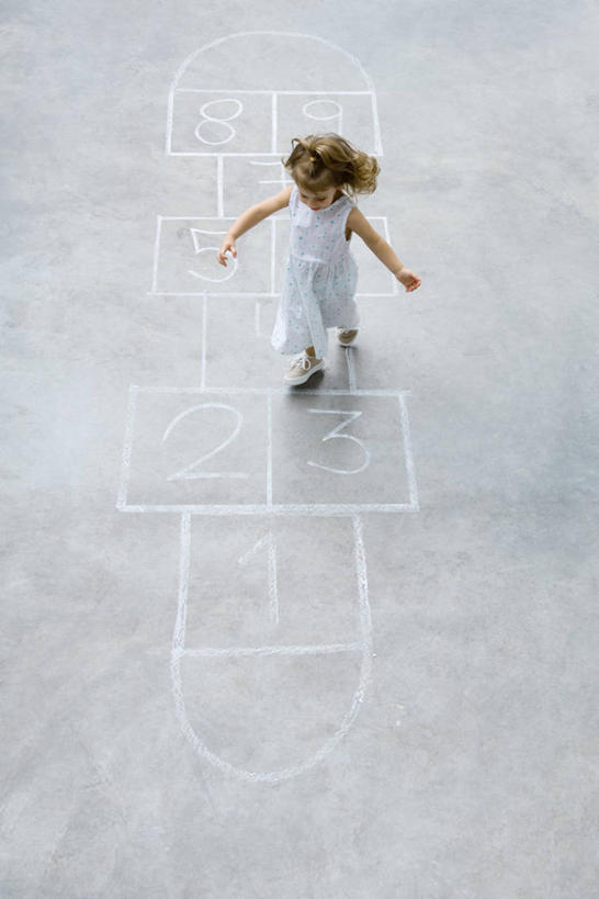 西方人,儿童,一个人,站,伸展双臂,竖图,俯视,室外,白天,裙子,游戏,纯洁,欧洲,欧洲人,仅一个女性,仅一个人,连衣裙,瓷砖,地砖,地面,玩,注视,娱乐,小孩,观察,看,站着,仅一个小孩,休闲,可爱,童年,童趣,观看,活动,跳房子,察看,发泄,关注,消遣,智力,童真,烂漫,无邪,宣泄,跳方格,跳方阵,天真,女孩,女人,女性,白种人,孩子,敞开双臂,伸开双臂,玩耍,嬉戏,展开双肩,站立,张开手臂,张开双臂,彩图,高角度拍摄,全身,女生