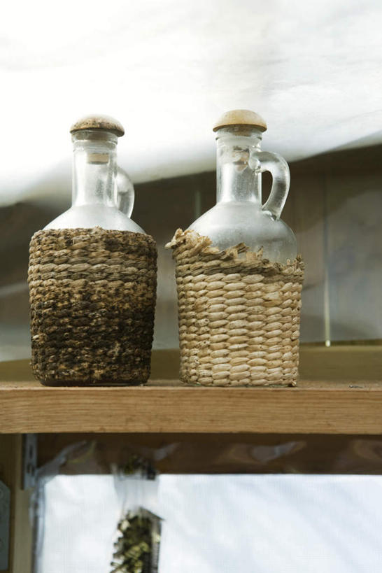 无人,竖图,室内,特写,白天,仰视,阴影,朦胧,模糊,光线,影子,支架,软木塞,玻璃制品,两个,阳光,玻璃瓶,瓶子,容器,柳条,编制,彩图,低角度拍摄