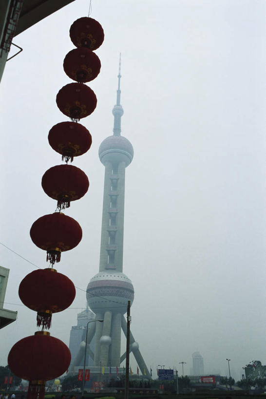 无人,高楼大厦,竖图,室外,特写,白天,仰视,旅游,度假,标志建筑,大厦,地标,建筑,摩天大楼,一排,许多,悬挂,朦胧,模糊,整齐,灯笼,建筑群,娱乐,建设,东方明珠,排列,红色,天空,天,享受,休闲,放松,队列,彩图,低角度拍摄,大楼,高层建筑,高楼,摩天楼