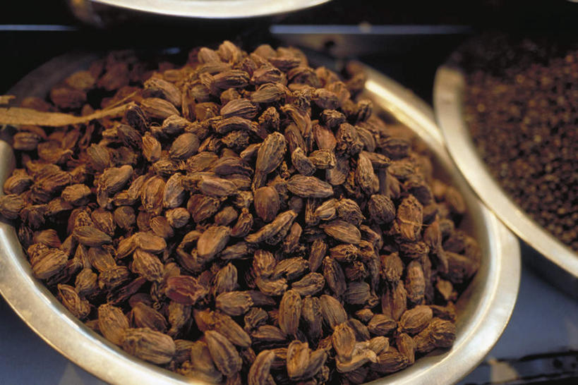 无人,横图,俯视,室内,特写,白天,植物,桌面,一堆,许多,阴影,堆叠,堆积,光线,影子,香料,褐色,草药,药草,中药,两个,阳光,碗,堆,豆蔻,药材,中草药,中药材,本草,消食,白豆蔻,彩图,高角度拍摄,开胃