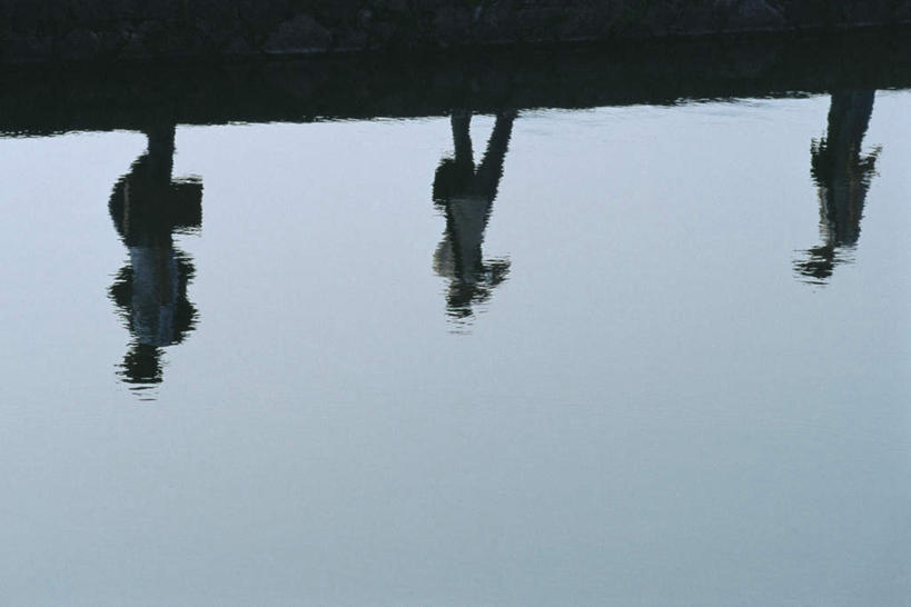 西方人,儿童,无人,三个人,家庭,父亲,儿子,站,横图,俯视,室外,白天,纯洁,河流,水,欧洲,欧洲人,阴影,反射,影子,河水,水流,桥,石桥,栈桥,小孩,站着,温暖,温馨,父子,一家人,父爱,可爱,童年,童趣,人行桥,和睦,童真,烂漫,无邪,天真,男孩,男人,男性,年轻男性,白种人,站立,彩图,高角度拍摄,全身,融洽,男生