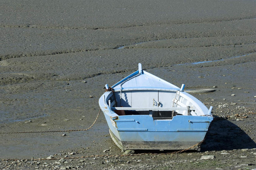 划艇,皮划艇,无人,横图,俯视,室外,特写,白天,船,一艘,阴影,光线,影子,河岸,陆地,地面,阳光,绳子,交通工具,绳索,彩图,高角度拍摄