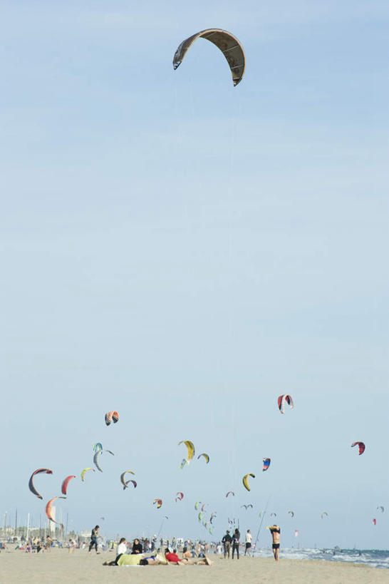 西方人,站,拉,竖图,室外,白天,正面,游戏,海浪,海洋,沙滩,欧洲,欧洲人,许多,握,漂浮,沙子,海岸,浪花,沙地,许多人,拿,玩,拿着,娱乐,蓝色,蓝天,天空,海水,风筝,绳子,天,放飞,站着,一群人,休闲,放风筝,握着,绳索,扯,纸鸢,海景,放鹞子,鹞,鹞子,鸢,木鸢,男人,男性,年轻男性,年轻女性,女人,女性,白种人,大海,风浪,海,海水的波动,海滩,近岸浪,涌浪,玩耍,嬉戏,站立,彩图,全身