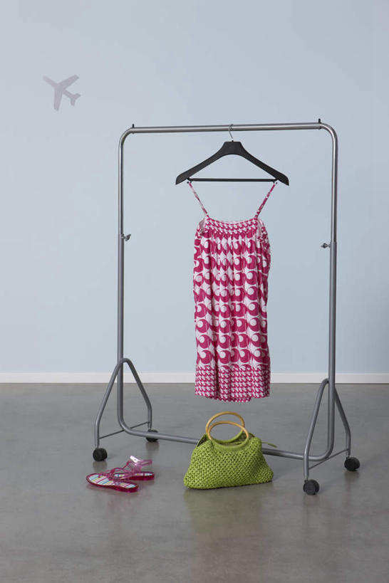 竖图,室内,特写,白天,正面,裙子,壁纸,地板,飞机,衣架,一双,连衣裙,包,皮包,墙,地面,木地板,墙壁,墙面,一个,粉色,绿色,拖鞋,一件,一架,单个,半身裙,吊带裙,单肩包,挂衣架,晾衣架,墙纸,半身,彩图