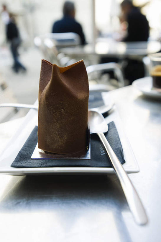 咖啡,西方人,无人,三个人,餐厅,坐,竖图,室内,白天,餐桌,桌子,杯子,餐具,欧洲,欧洲人,许多,朦胧,模糊,瓷器,碟子,盘,勺子,咖啡杯,陶瓷制品,一杯,一个,背面,盘子,调羹,碟,汤匙,巧克力,餐布,单个,餐台,瓷杯,男人,男性,年轻男性,白种人,坐着,彩图,餐馆,饭店,饭馆