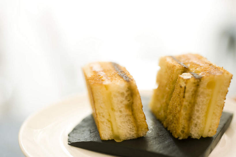 点心,面包,无人,横图,俯视,室内,特写,白天,餐桌,桌子,餐具,两块,阴影,朦胧,模糊,光线,碟子,方块,盘,影子,食品,甜点,甜品,食物,糕点,黄色,阳光,盘子,碟,甜食,餐台,彩图,高角度拍摄