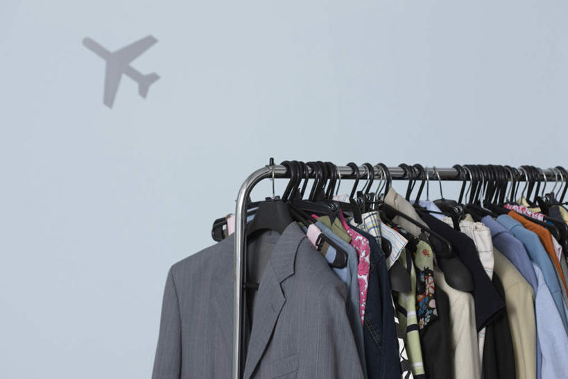 无人,横图,室内,特写,白天,白色背景,正面,衬衫,裙子,壁纸,飞机,衣架,一排,许多,悬挂,连衣裙,整齐,支架,墙,墙壁,墙面,排列,衣服,摄影,影棚,一架,半身裙,吊带裙,队列,挂衣架,晾衣架,墙纸,彩图,影棚拍摄,衬衣,拍摄